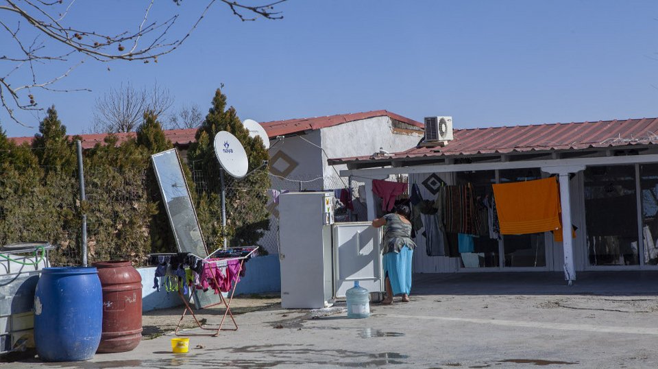 Εδω και 20 χρόνια μένουν σε λυόμενα, χωρίς νερό και θερμανση