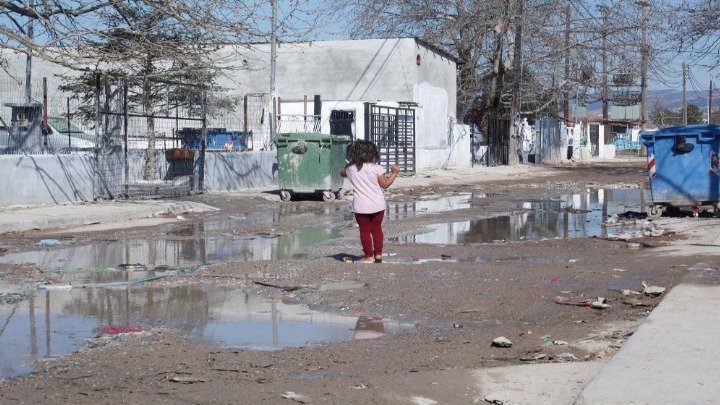 Λόγω των ιδιαίτερων πολιτισμικών στοιχείων των ρομά- παντρεύονται σε εφηβική ηλικία και τα περισσότερα παιδιά δεν πάνε σχολείο