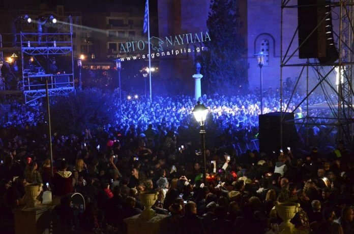 Χαμός στο Αργος με τον Σάκη Ρουβά -Οι «Ρουβίτσες» έκαναν κομματάκια το πουκάμισό του [εικόνες] | iefimerida.gr 5