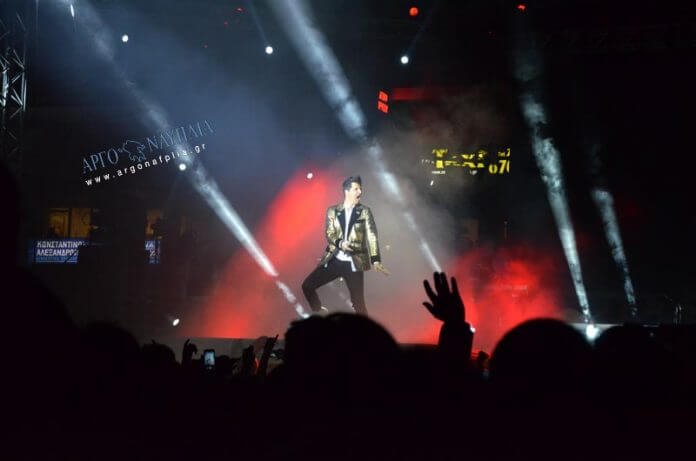 Χαμός στο Αργος με τον Σάκη Ρουβά -Οι «Ρουβίτσες» έκαναν κομματάκια το πουκάμισό του [εικόνες] | iefimerida.gr 4