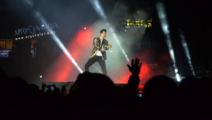 Χαμός στο Αργος με τον Σάκη Ρουβά -Οι «Ρουβίτσες» έκαναν κομματάκια το πουκάμισό του [εικόνες] | iefimerida.gr 2