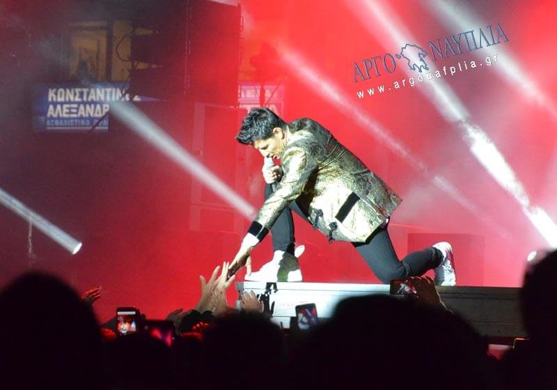 Χαμός στο Αργος με τον Σάκη Ρουβά -Οι «Ρουβίτσες» έκαναν κομματάκια το πουκάμισό του [εικόνες] | iefimerida.gr 1