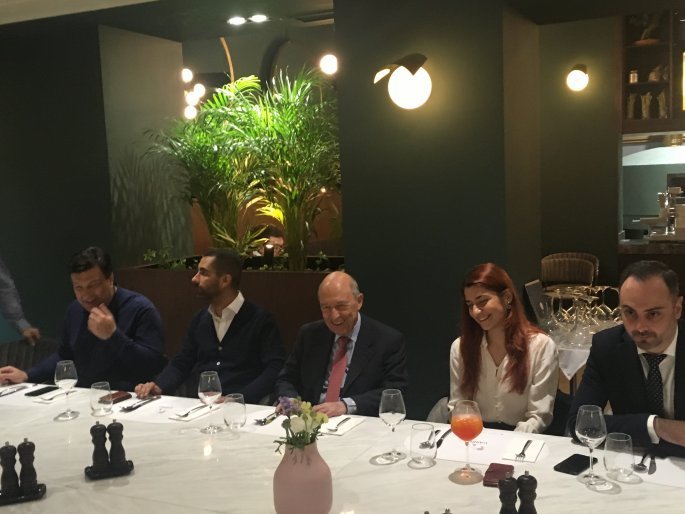 Το τραπέζι που έκαναν στελέχη του ΠΑΣΟΚ στον Κ. Σημίτη σε μπαρ-ρέστοραν στα Λαδάδικα -Φωτογραφία: ethnos.gr