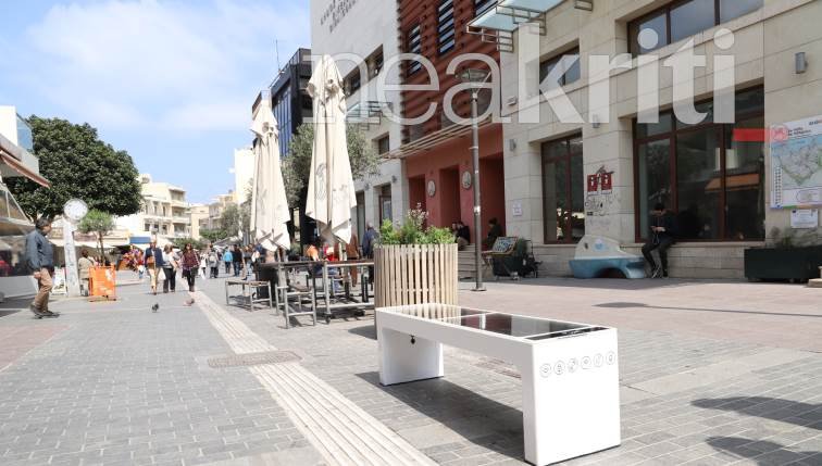 Eπίσης οι περαστικοί έχουν την δυνατότητα να περιηγηθούν στο διαδίκτυο μέσω σύνδεσης wi-fi, ενώ ξεκουράζονται.