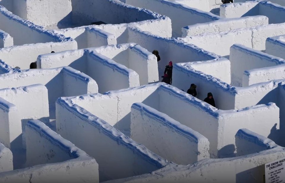 Μαγεία: Ζευγάρι στον Καναδά δημιούργησε τον μεγαλύτερο λαβύρινθο από χιόνι στον κόσμο [εικόνες & βίντεο]   | iefimerida.gr 0