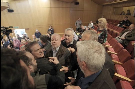 Ξύλο και βρισιές στη ΓΣΕΕ -Απίστευτο σκηνικό χάους [εικόνες & βίντεο] | iefimerida.gr 1