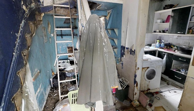 Η κουζίνα είναι σε πολύ άσχημη κατάσταση ενώ δεν υπάρχει καν σκάλα που να οδηγεί στον πρώτο όροφο