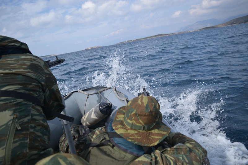 Οι Ελληνες στρατιώτες πάνω στο φουσκωτό έτοιμοι να αντιμετωπίσουν όποιο κίνδυνο εμφανιστεί