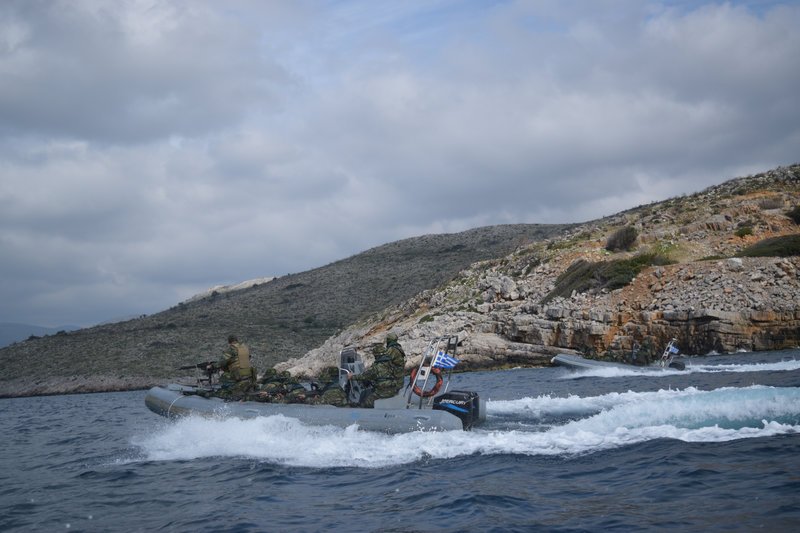 Το φουσκωτό που μεταφέρει τα στελέχη της ΑΣΔΕΝ