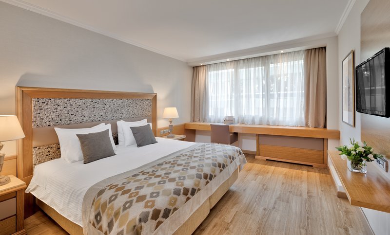 Δωμάτια διαφορετικά ως προς όλες τις απόψεις (όχι μόνο διακόσμησης) για να καλύψουν κάθε ανάγκη. 