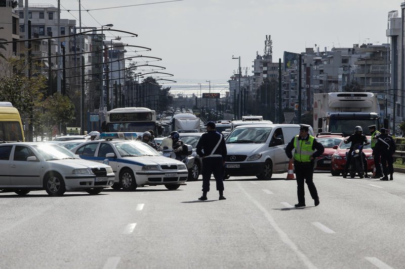 Η τροχαία προχώρησε σε εκτροπή της κυκλοφορίας στη λεωφόρου Συγγρού / Φωτογραφία: EUROKINISSI/ ΓΙΑΝΝΗΣ ΠΑΝΑΓΟΠΟΥΛΟΣ