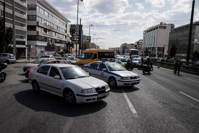 Περιπολικά έχουν κλείσει το δρόμο στη λεωφόρο Συγγρού / Φωτογραφία: EUROKINISSI/ ΓΙΑΝΝΗΣ ΠΑΝΑΓΟΠΟΥΛΟΣ