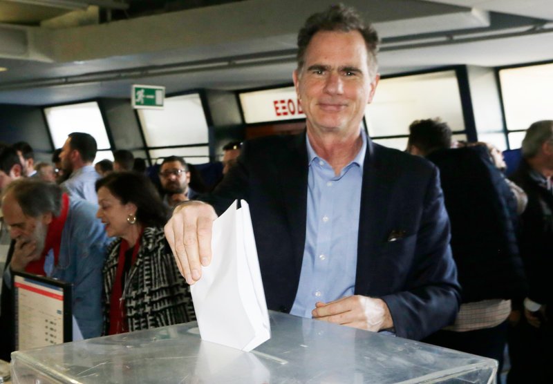 Ο Νίκος Παπανδρέου πάνω από την κάλπη για τα νέα όργανα του ΚΙΝΑΛ