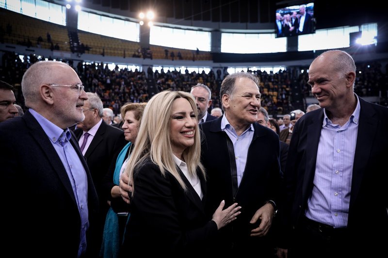 Ο Φράνς Τίμμερμανς, Φώφη Γεννηματά αγκαλιά με τον Κώστα Λαλιώτη και ο Αντρίκος Παπανδρέου