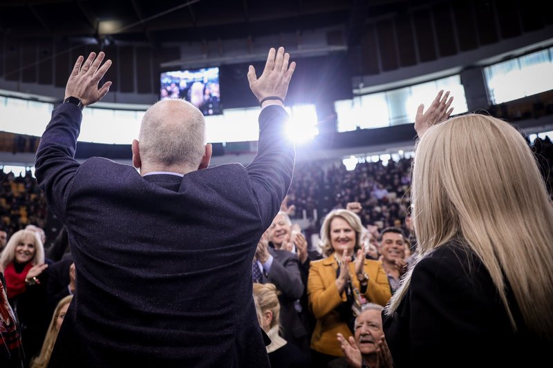 Ο Φρανς Τίμμερμανς και η Φώφη Γεννηματά χαιρετούν τους συνέδρους του ΚΙΝΑΛ