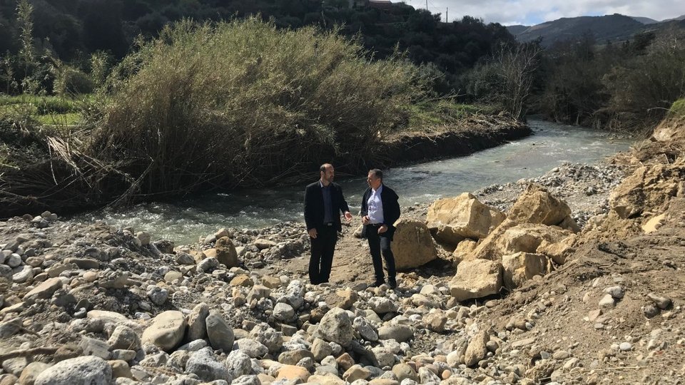 Ο επικεφαλής του Ποταμιού, συνοδευόταν και από τον Δήμαρχο Κισσάμου Θεόδωρο Σταθάκη, ο οποίος και του έδειξε τα πιο προβληματικά σημεία στον δήμο Κισσάμου