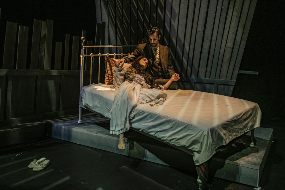 Εμπνεόμενος από τη γραφή του Χρηστομάνου, ο Τάσος Ρωσόπουλος, ένας συνθέτης με σημαντική πορεία σε διαφορετικά μουσικά ιδιώματα, μετουσιώνει την Κερένια κούκλα σε μουσική γεμάτη σύμβολα, λυρισμό και παθιασμένη αγάπη για τη ζωη