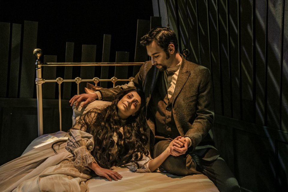 H νέα όπερα σε δύο πράξεις «Η κερένια κούκλα» σε μουσική διεύθυνση Νίκου Βασιλείου έρχεται μέσα από τη σκηνοθετική ματιά του πάντα ανήσυχου Σίμου Κακάλα στη Λυρική από τις 7 Μαρτίου