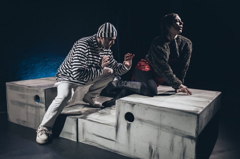 Ο Ισοβίτης βρίσκει παρηγοριά στο μοναδικό πλάσμα που του προσφέρει τη φιλία του με το αζημίωτο, τον βρωμερό ποντικό Μοντεχρήστο