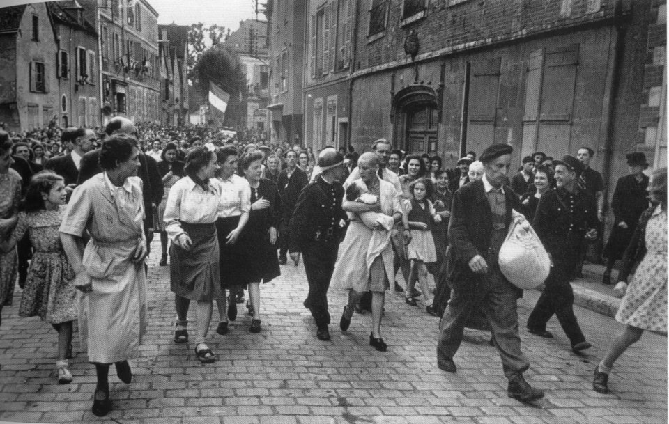 Οταν ξύριζαν τις γυναίκες που πήγαν με Ναζί -Η εμβληματική «Ξυρισμένη της Σαρτρ» [εικόνες] | iefimerida.gr 0