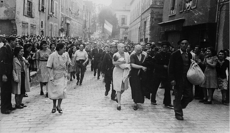 Οταν ξύριζαν τις γυναίκες που πήγαν με Ναζί -Η εμβληματική «Ξυρισμένη της Σαρτρ» [εικόνες] | iefimerida.gr 2