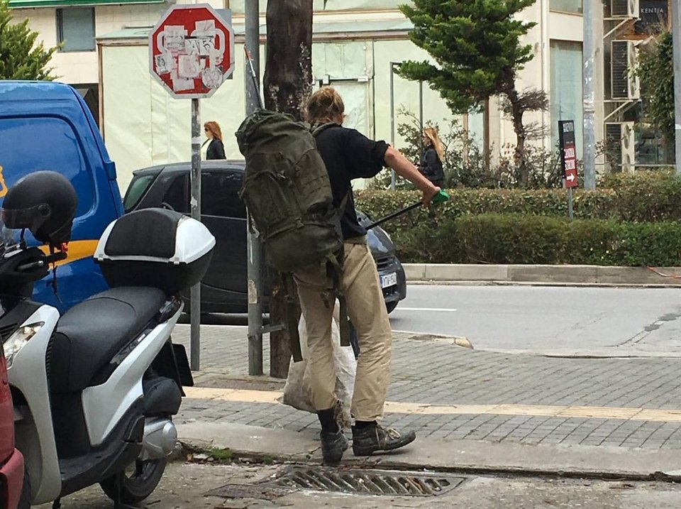 Πανέμορφος τουρίστας καθαρίζει τα σκουπίδια στους δρόμους του Ρεθύμνου [εικόνες] | iefimerida.gr 0