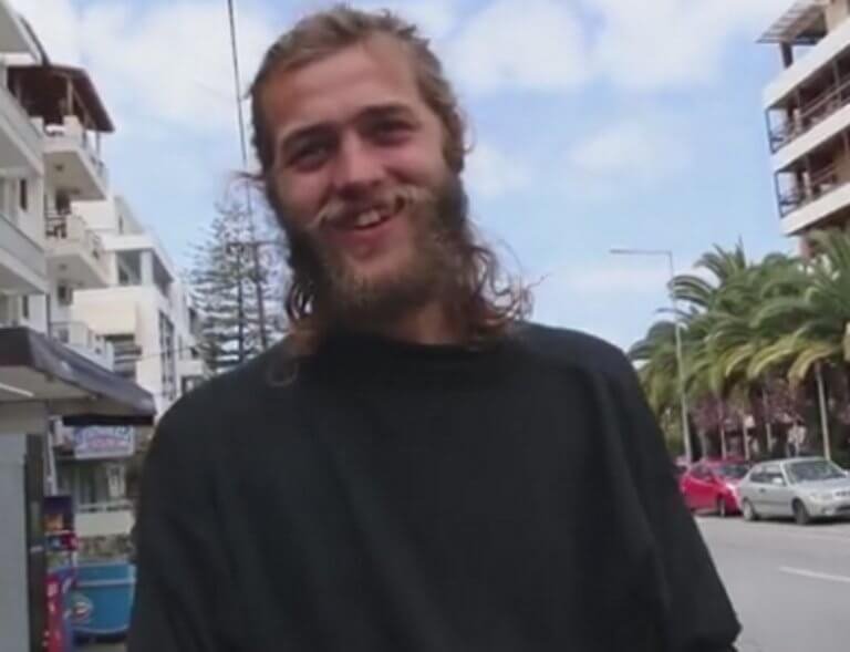 Πανέμορφος τουρίστας καθαρίζει τα σκουπίδια στους δρόμους του Ρεθύμνου [εικόνες] | iefimerida.gr 1