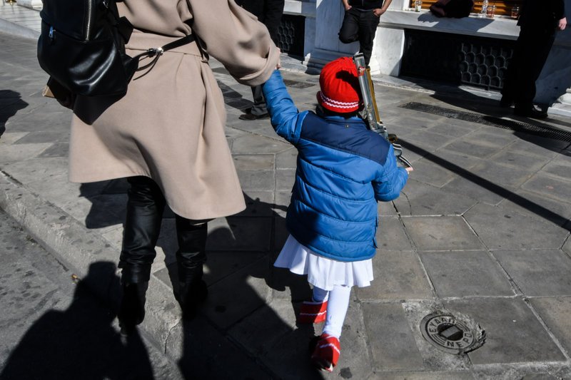 Με φουστανέλα, αλλά και μπουφάν στην παρέλαση ο μικρός