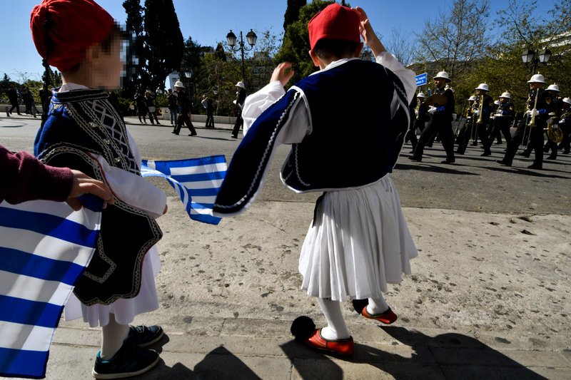Ντυμένοι τσολιαδάκια και με τις ελληνικές σημαίες στο χέρι πήγαν στην παρέλαση