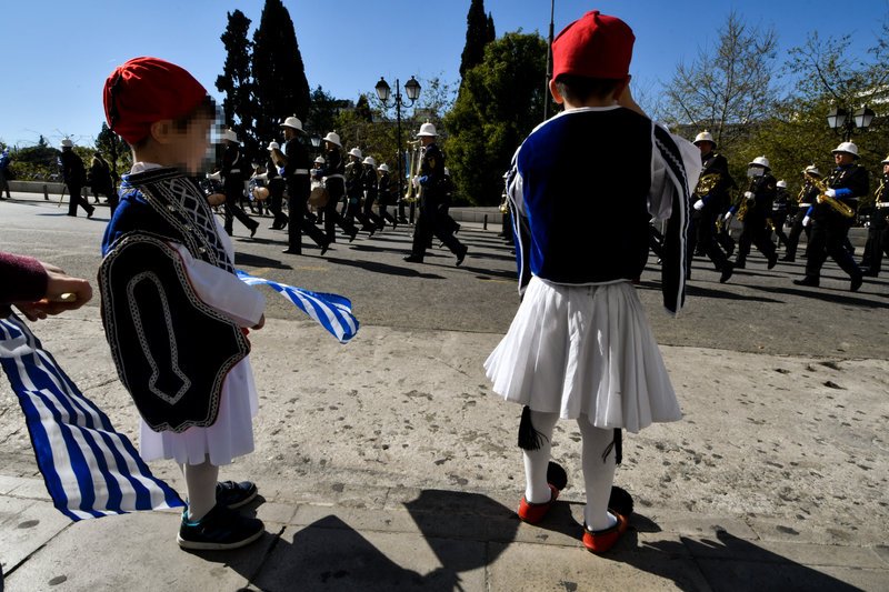 Οι μικροί τσολιάδες βλέπουν την μπάντα του Πολεμικού Ναυτικού