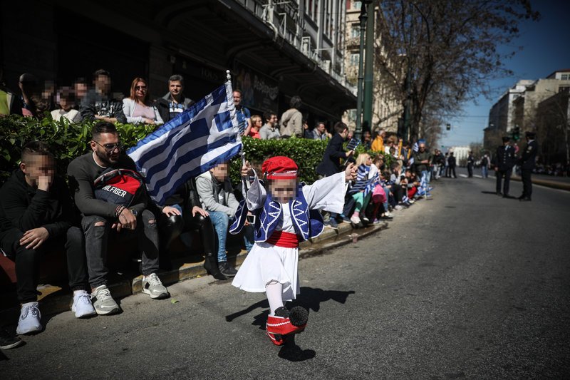 Μικρός τσολιάς κάνει τη δική του παρέλαση
