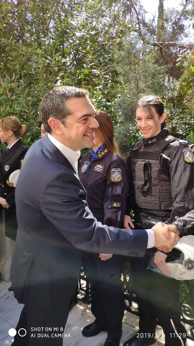 Χαμόγελα και χειραψίες μοίρασε ο Αλέξης Τσίπρας