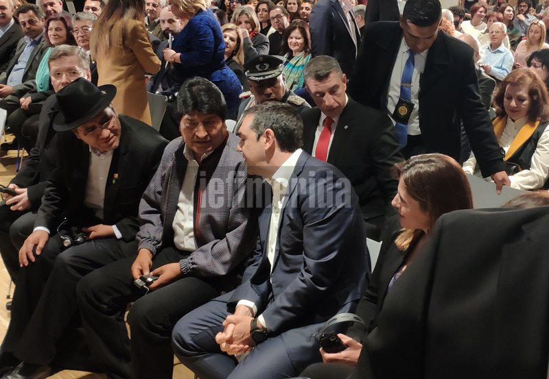 Ο Αλέξης Τσίπρας συνομιλεί με τον πρόεδρο της Βολιβίας, Εβο Μοράλες