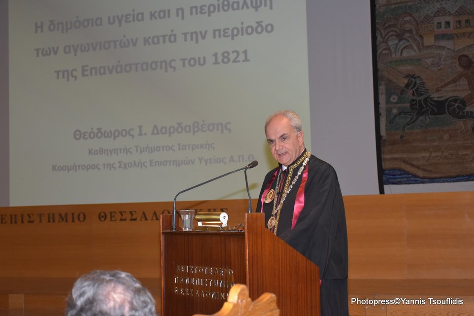 Σε ό,τι αφορά παρεχόμενη υγειονομική φροντίδα και περίθαλψη, κατά την περίοδο της εθνικής παλιγγενεσίας, ο κ. Δαρδαβέσης επισήμανε ότι ήταν ανάλογη με το υφιστάμενο επίπεδο των ιατρικών γνώσεων της εποχής. Ιατρικές πράξεις και διαδικασίες όπως είναι η χορήγηση αναισθησίας, η μετάγγιση αίματος, η ασηψία, η αντισηψία και άλλες, ήταν παντελώς άγνωστες και η συνεισφορά του υγειονομικού προσωπικού στην περίθαλψη των τραυματιών και των ασθενών υποτυπώδης.