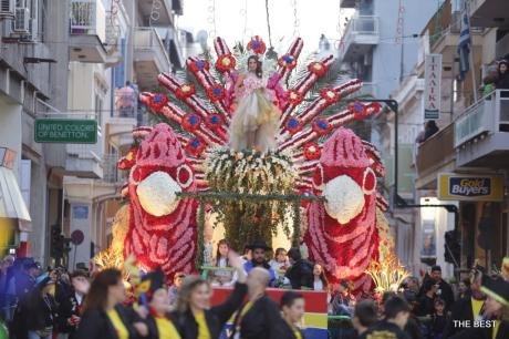 Εντυπωσίασε η βασίλισσα του Καρναβαλιού στην Πάτρα -Με στολή όλο λουλούδια [εικόνες] | iefimerida.gr 10