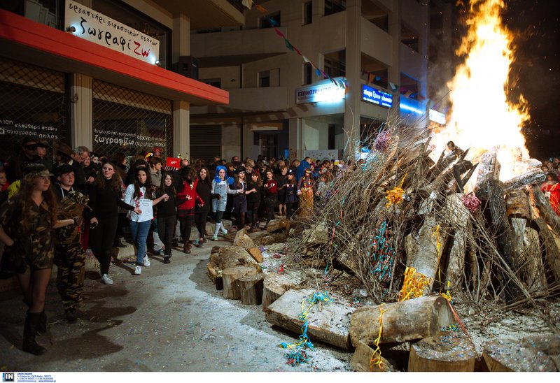 Το τσίπουρο ρέει άφθονο και για όλους, ενώ από τις παρέες δεν λείπουν τα πειράγματα και οι ευρηματικές ατάκες