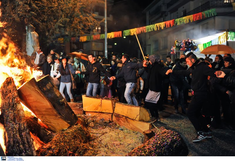 Πλήθος κόσμου γλεντάει το βράδυ των Αποκριών μέχρι το ξημέρωμα της Καθαράς Δευτέρας