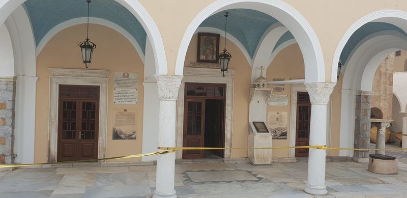 H αστυνομία απέκλεισε με κορδέλες το Ναό Κοιμήσεως της Θεοτόκου της Υδρας / Φωτογραφία: Facebook