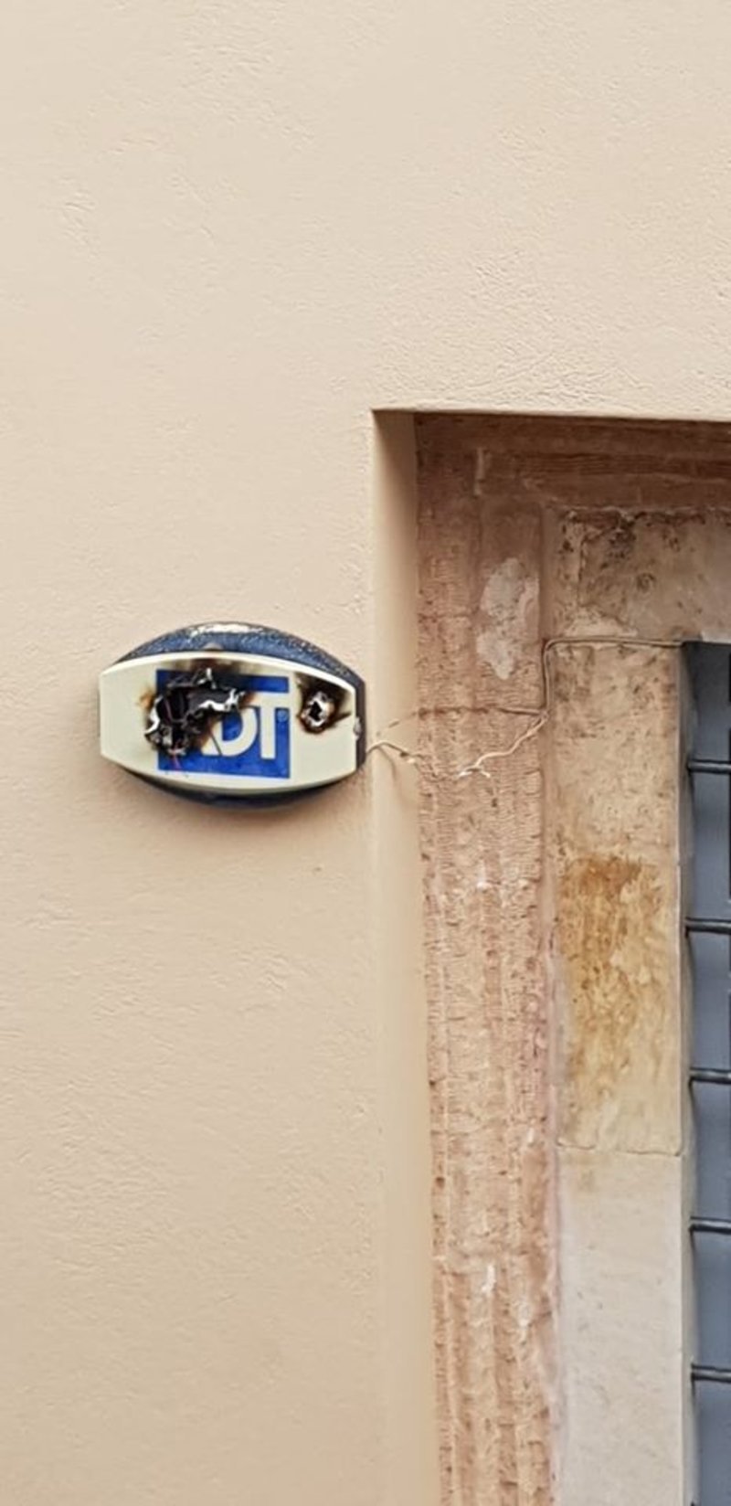 Το εξωτερικό εξάρτημα του συναγερμού που κατέστρεψαν / Φωτογραφία: Facebook