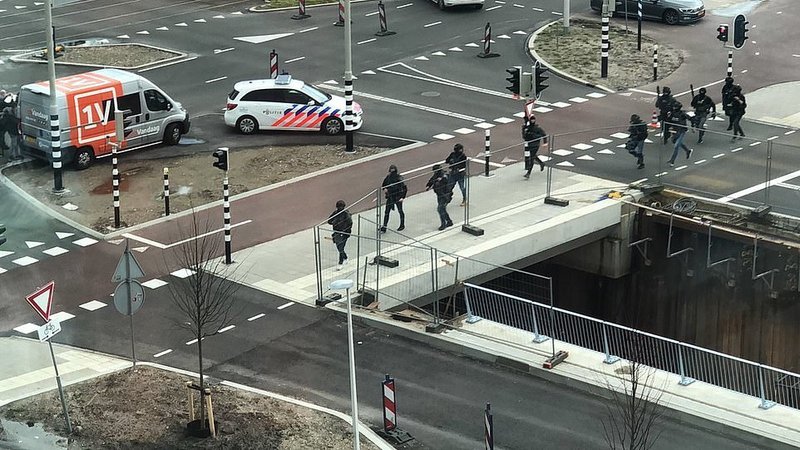 Πάνοπλα μέλη της επίλεκτης ομάδας της ολλανδικής αστυνομίας στους δρόμους της Ουτρέχτης