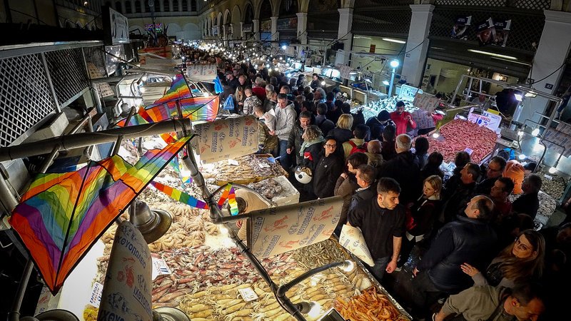 Κόσμος πάει και έρχεται στη Βαρβάκειο και επιλέγει τους μεζέδες για το σαρακοστιανό τραπέζι