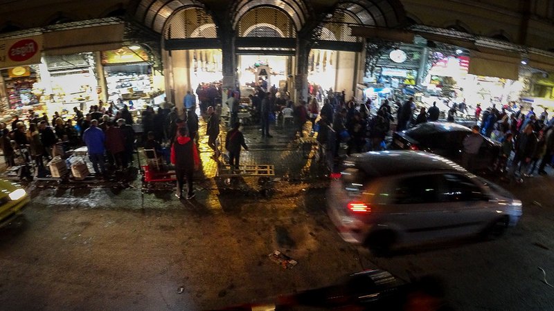 Κοσμοσυρροή από τα χαράματα στη Βαρβάκειο