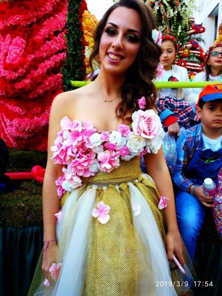 Εντυπωσίασε η βασίλισσα του Καρναβαλιού στην Πάτρα -Με στολή όλο λουλούδια [εικόνες] | iefimerida.gr 5