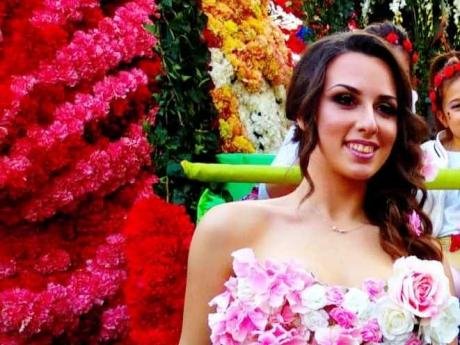 Εντυπωσίασε η βασίλισσα του Καρναβαλιού στην Πάτρα -Με στολή όλο λουλούδια [εικόνες] | iefimerida.gr 4