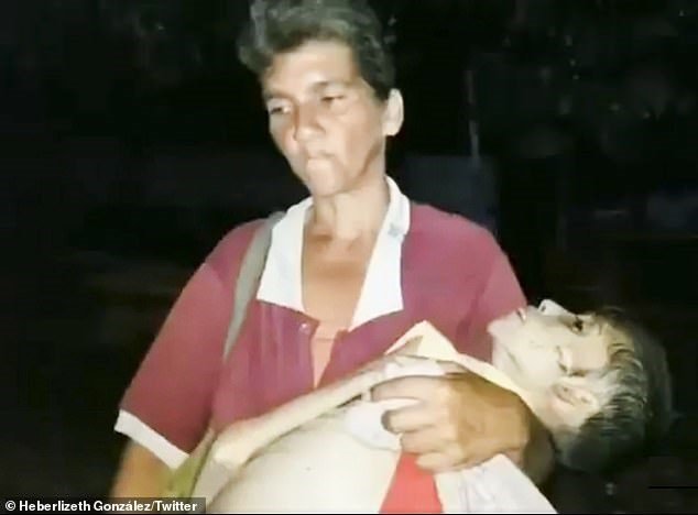 Η πραγματική εικόνα της Βενεζουέλας: Μια μάνα κουβαλά στα χέρια της τη νεκρή 19χρονη, υποσιτισμένη κόρη της [βίντεο] | iefimerida.gr 0