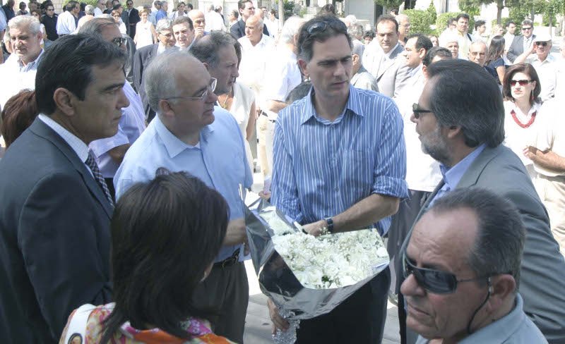 Το 2004 (δεύτερος από αριστερά), στο μνημόσυνο για τα 8 χρόνια από τον θάνατο του Ανδρέα Παπανδρέου. Διακρίνονται (από αριστερά) οι Νίκος Σηφουνάκης, Νίκος Παπανδρέου και Χρήστος Παπουτσής