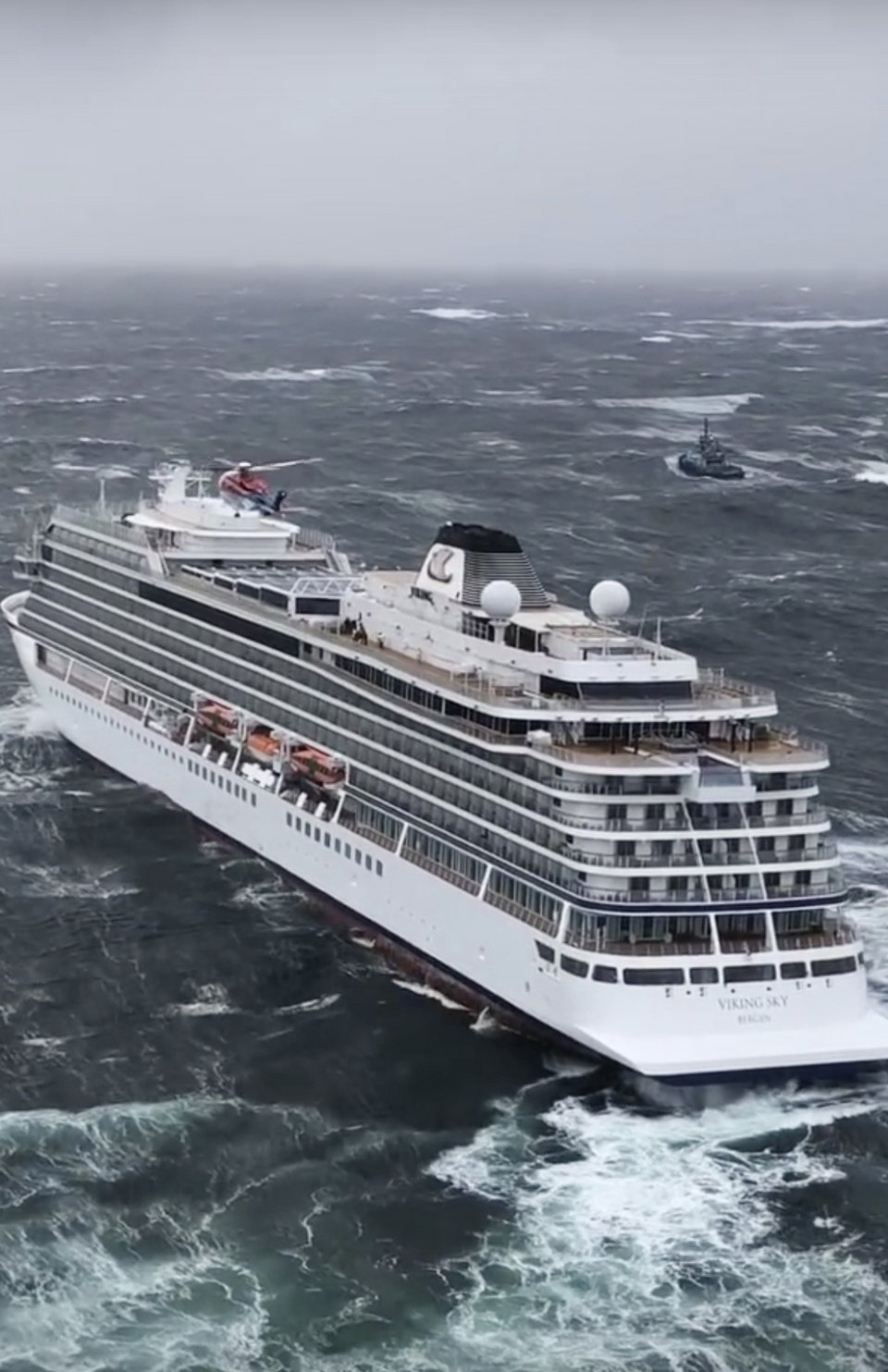 Το κρουαζιερόπλοι Viking Sky από ψηλά (Φωτο: CHC helicopters via AP)