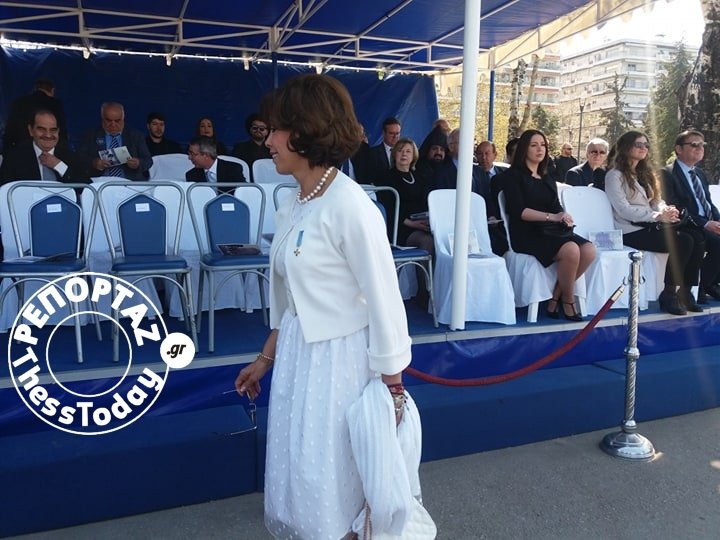 Η Βούλα Πατουλίδου έκλεψε την παράσταση στην παρέλαση: Ντυμένη... νύφη [εικόνες] | iefimerida.gr 1