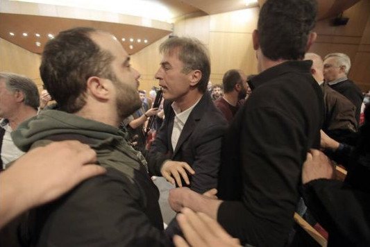 Ξύλο και βρισιές στη ΓΣΕΕ -Απίστευτο σκηνικό χάους [εικόνες & βίντεο] | iefimerida.gr 2