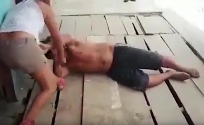 Η επίθεση συνεχίστηκε και έξω από το μπαρ με την γυναίκα να ρίχνει μπουνιές στο πρόσωπο του άνδρα της